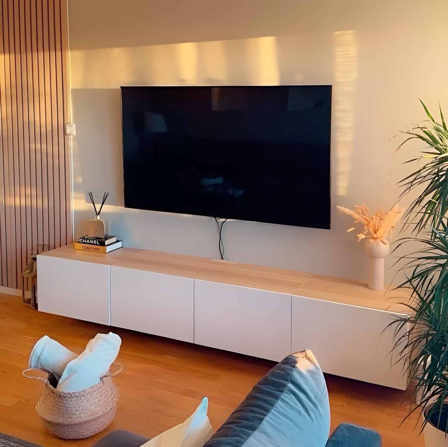 وحدة تلفزيون معلقة بيضاء وخشبية - 180 × 30 × 35 سم | HTV16